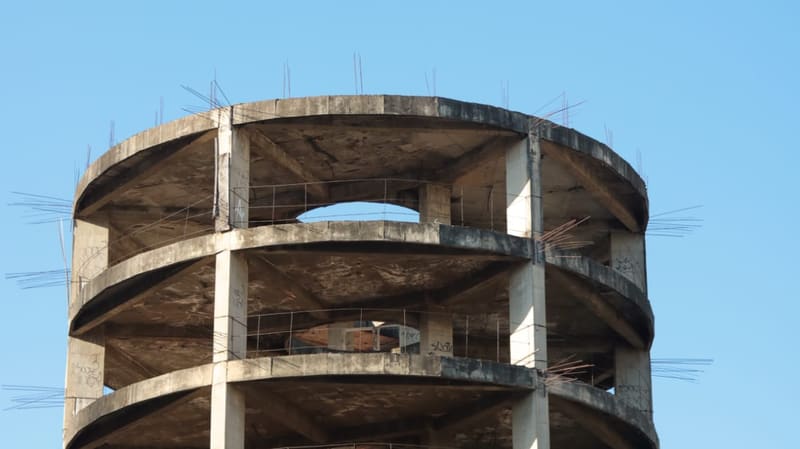 Obra do prédio redondo da Avenida Araguaia parou há mais de 25 anos. Edifício pertence agora a uma imobiliária | Foto: Carla Falcão