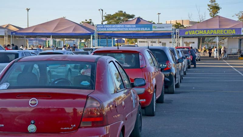Fila de carros no drive-thru da Cidade Administrativa, em Aparecida de Goiânia. Município inicia imunização de pessoas com 35 anos nesta sexta (16/7) | Foto:  Claudivino Antunes