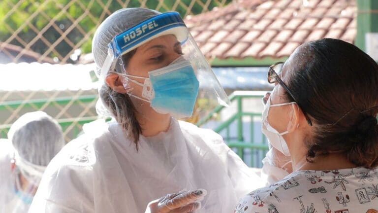 Mulher é testada em Goiânia. 3,5 mil testes deverão ser realizados na segunda-feira (5/7) | Foto: Secom Goiânia