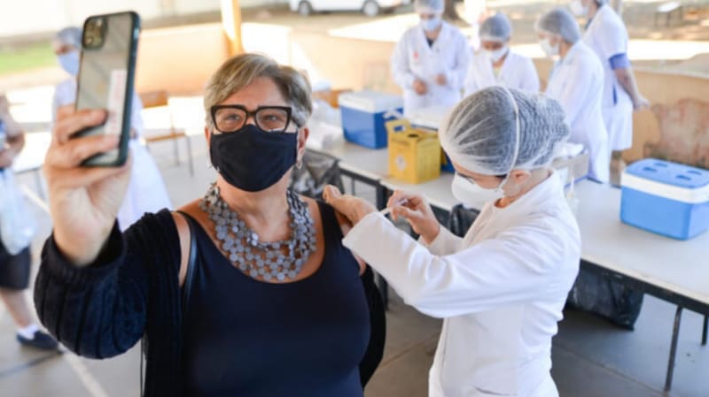 Mulher é vacinada em Goiânia. Vacinação contra a Covid-19 na cidade acontece em 26 postos | Foto: Jucimar Sousa