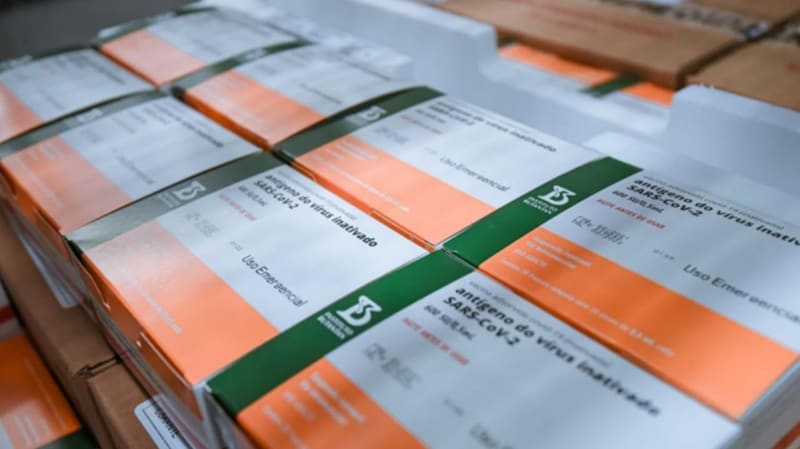 Vacinas da Coronavac. Goiás recebe vacinas contra a Covid-19 da empresa e também da Pfizer. No total, remessa tem 116, 9 mil imunizantes | Foto: Secom Goiás