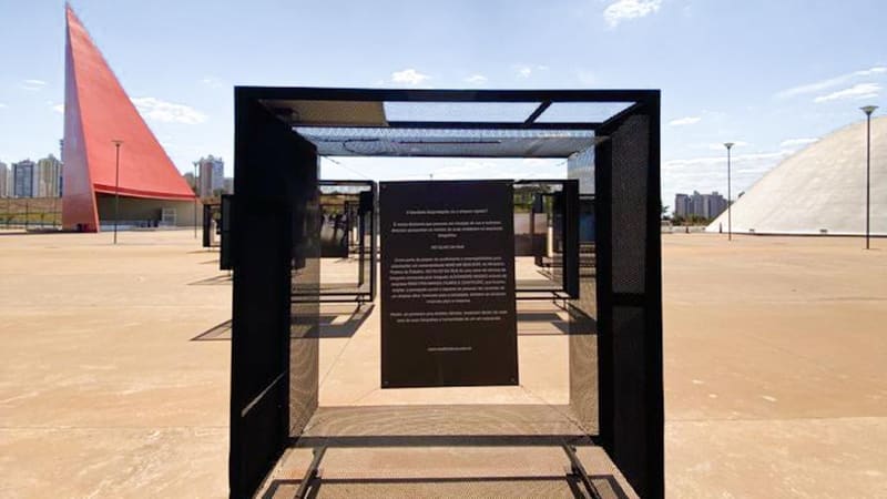 Painel que explica a exposição "No Olho da Rua", na esplanada do CCON. Público pode conferir a mostra diariamente, das 8h às 22h | Foto: Goiás Turismo