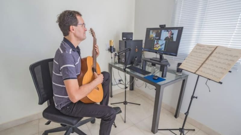 Professor dá aula de violão em curso da Secult Goiânia. Aulas das Oficinas de Inverno 2021 do CLA vão de 12 a 29 de julho | Foto: Secult Goiânia