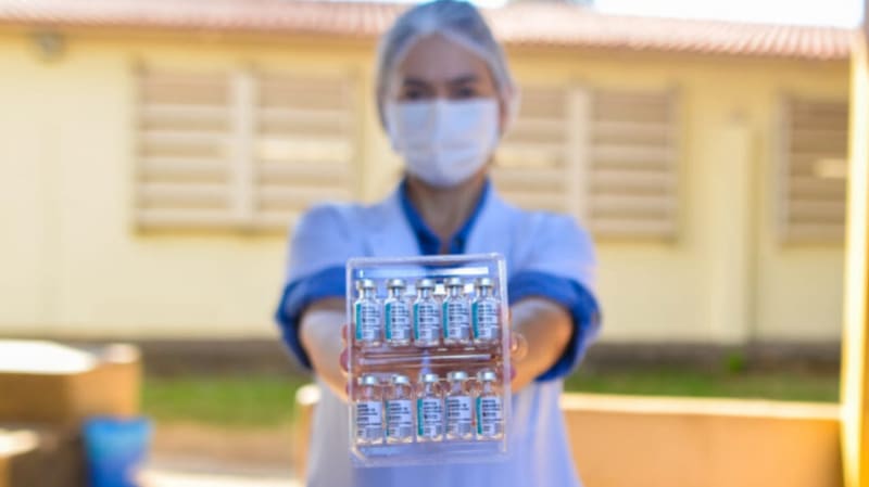 Profissional de Saúde em Goiânia com vacinas contra a Covid-19. Capital amplia imunização nesta sexta-feira (2/7) para pessoas a partir de 44 anos | Foto: Jucimar Sousa