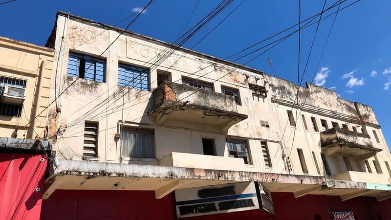 Cine Santa Marina, na Rua 24, no Centro de Goiânia, começou a operar em 1939. Hoje, tem apenas filmes adultos na programação | Foto: Paula Falcão