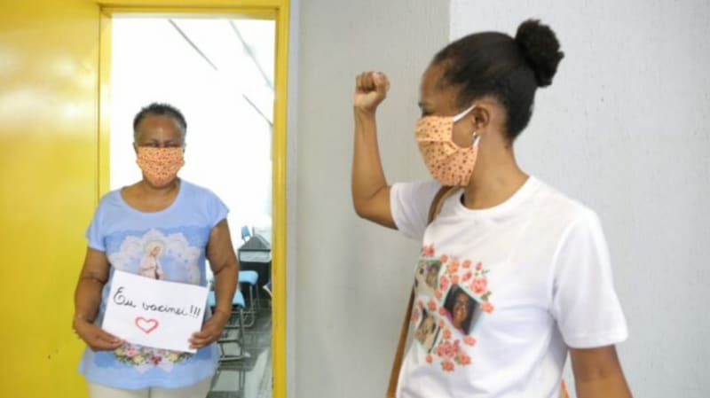 Mulher após ser vacinada em Goiânia. Cidade tem 35,35% da população com imunização completa contra a Covid-19 | Foto: Secom Goiânia