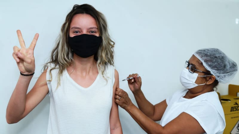 Jovem é vacinada em Aparecida de Goiânia. Cidade terá mutirão da vacinação da Covid-19, com 5 mil vagas | Foto: Enio Medeiros