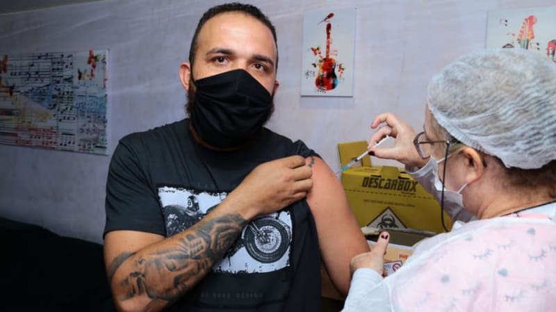 Homem é vacinado contra a Covid-19 em Aparecida de Goiânia. Cidade ampliou imunização para pessoas a partir de 28 anos | Foto: Enio Medeiros