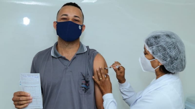 Homem é vacinado em Aparecida de Goiânia. Nesta quarta-feira (11/8), cidade aplicará 2,5 mil primeiras doses | Foto: Enio Medeiros