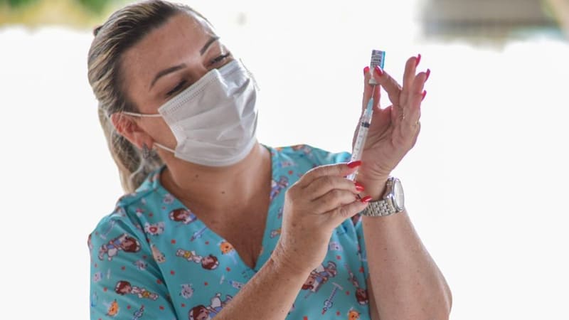 Profissional da Saúde de Goiânia manipula dose de vacina antes da aplicação. Vacinação na cidade já atinge pessoas de 28 anos | Foto:  Jucimar Sousa