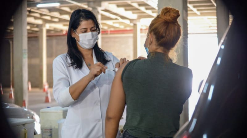 Mulher é vacinada em Goiânia. Vacinação contra a Covid-19 chega a pessoas a partir de 18 anos na capital | Foto: Jucimar Sousa