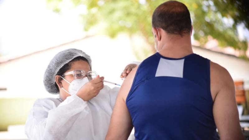 Homem é vacinado em Goiânia. Cidade antecipou vacinação da segunda dose contra a Covid-19 | Foto: Jucimar Sousa