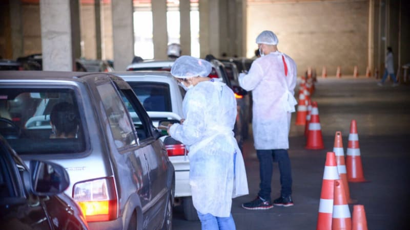 Vacinação em drive-thru em Goiânia. Cidade faz repescagem em 32 postos de imunização no próximo sábado (14/8) | Foto: Jucimar Sousa