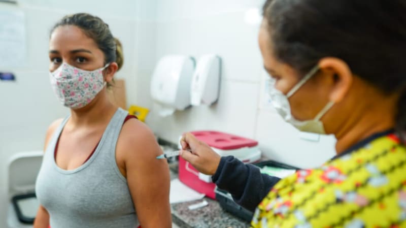 Mulher é vacinada em Goiânia. Cidade terá 38 postos de imunização, inclusive um drive-thru | Foto: Jucimar Sousa
