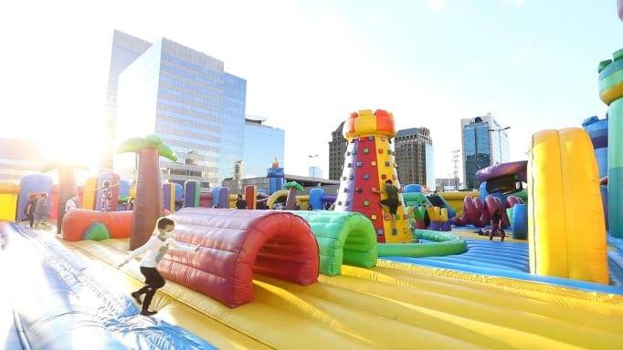 Crianças se divertem em atração que fica em Goiânia até 26 de setembro. Ingressos para o castelo inflável custam a partir de R$ 40 | Foto:  Jump Around / Assessoria
