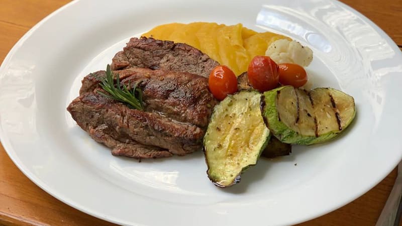 Filé mignon com purê de batata-baroa e legumes grelhados é um dos pratos desenvolvidos para o menu executivo do Dia do Nutricionista, no restaurante Balada Mix em Goiânia | Foto:  Assessoria / Palavra Comunicação