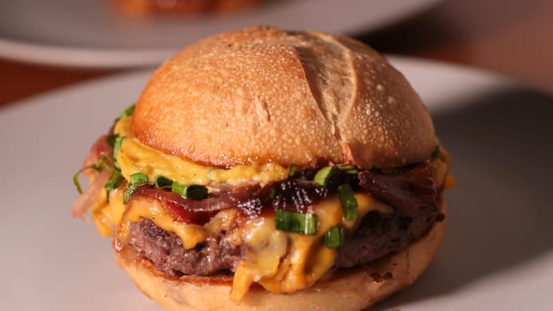 Scallion Burger, uma das receitas da hamburgueria Burger for a Day. Hamburguerias de Goiânia passam por curadoria para participar do Burger Fest | Foto:  Carla Falcão