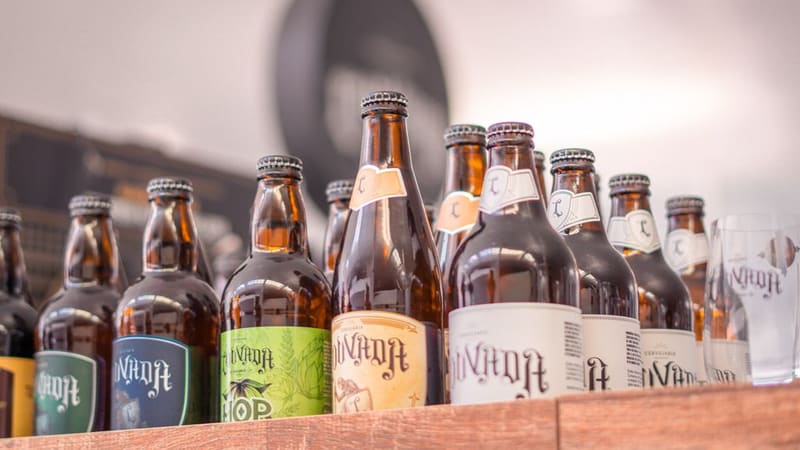 Alguns rótulos da Louvada Cervejaria. Distribuidora da marca fica no Setor Bela Vista, em Goiânia, e foi inaugurado no último final de semana | Foto:  Divulgação/ Assessoria