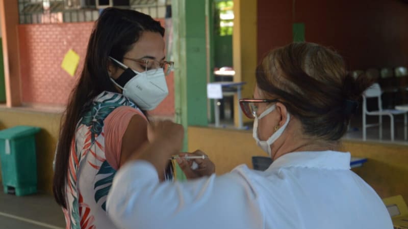 Mulher recebe vacina em Goiânia. Vacinação da 1ª dose contra a Covid-19 acontece sem agendamento até o próximo sábado (11/9) | Foto: Secom Goiânia