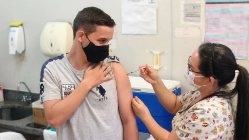 Adolescente é vacinado em Goiânia. Vacinação contra a Covid-19 para faixa etária a partir de 15 anos completos acontece em três locais | Foto: SMS Goiânia
