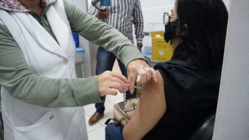 Mulher é vacinada em Goiânia. Cidade atingiu, na segunda-feira (27/9),  50,3% da população adulta vacinada com as duas doses ou dose única contra a Covid-19 | Foto: Secom Goiânia