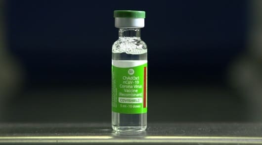 Vacina da Astrazeneca. No dia D de vacinação contra a Covid em Goiás, governo estadual fez parceria com prefeituras para aplicação da 1ª e 2ª doses em atrasados ou para quem está entro do prazo| Foto: SES-GO