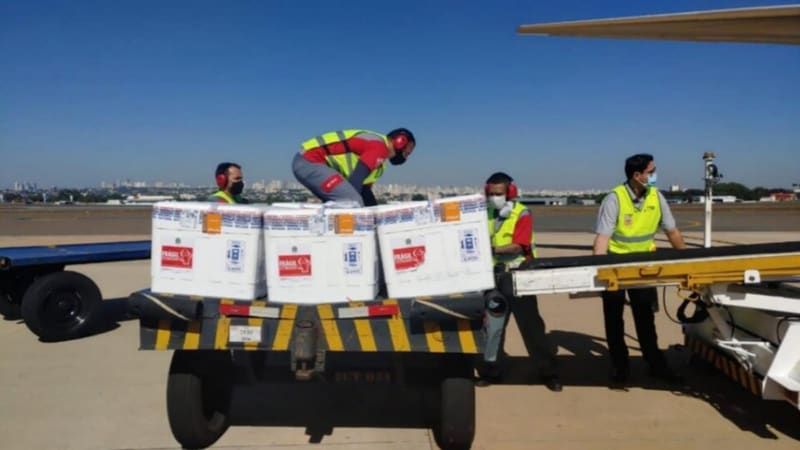 Vacinas contra a Covid-19 chegando a Goiás. Em três remessas, Estado vai receber, no total, mais de 285 mil imunizantes | Foto: Secom Goiás