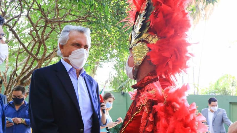 Governador Ronaldo Caiado em encontro com representantes do Circuito das Cavalhadas, nesta quinta (23/9), no jardim do Palácio das Esmeraldas, em Goiânia | Foto:  Lucas Diener / Secom Goiás