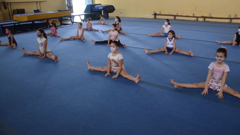 Alunas do curso de ginástica artística. Por conta da pandemia, há limitação da quantidade de alunos por aula na Praça dos Esportes, no Setor dos Funcionários, em Goiânia | Foto: Seel-GO
