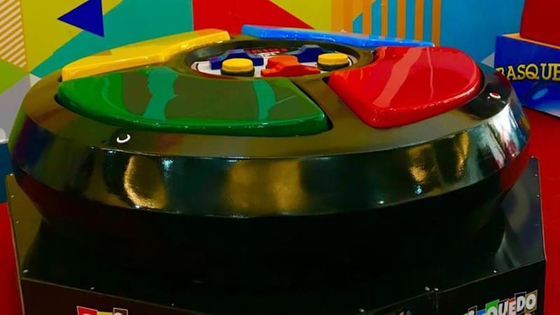O Genius, um dos brinquedos populares dos anos 80, faz parte da exposição Brinkedoteka, com jogos em versões gigantes, no Shopping Bouganville | Foto:  Assessoria