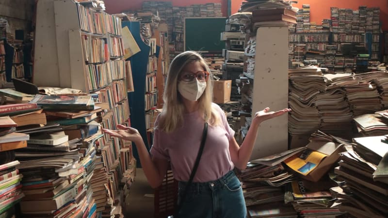 O Espaço Cultural fica na Avenida Goiás, próximo à avenida Paranaíba. Não se engane com a pequena porta. O acervo e o espaço são imensos | Foto:  Carla Falcão