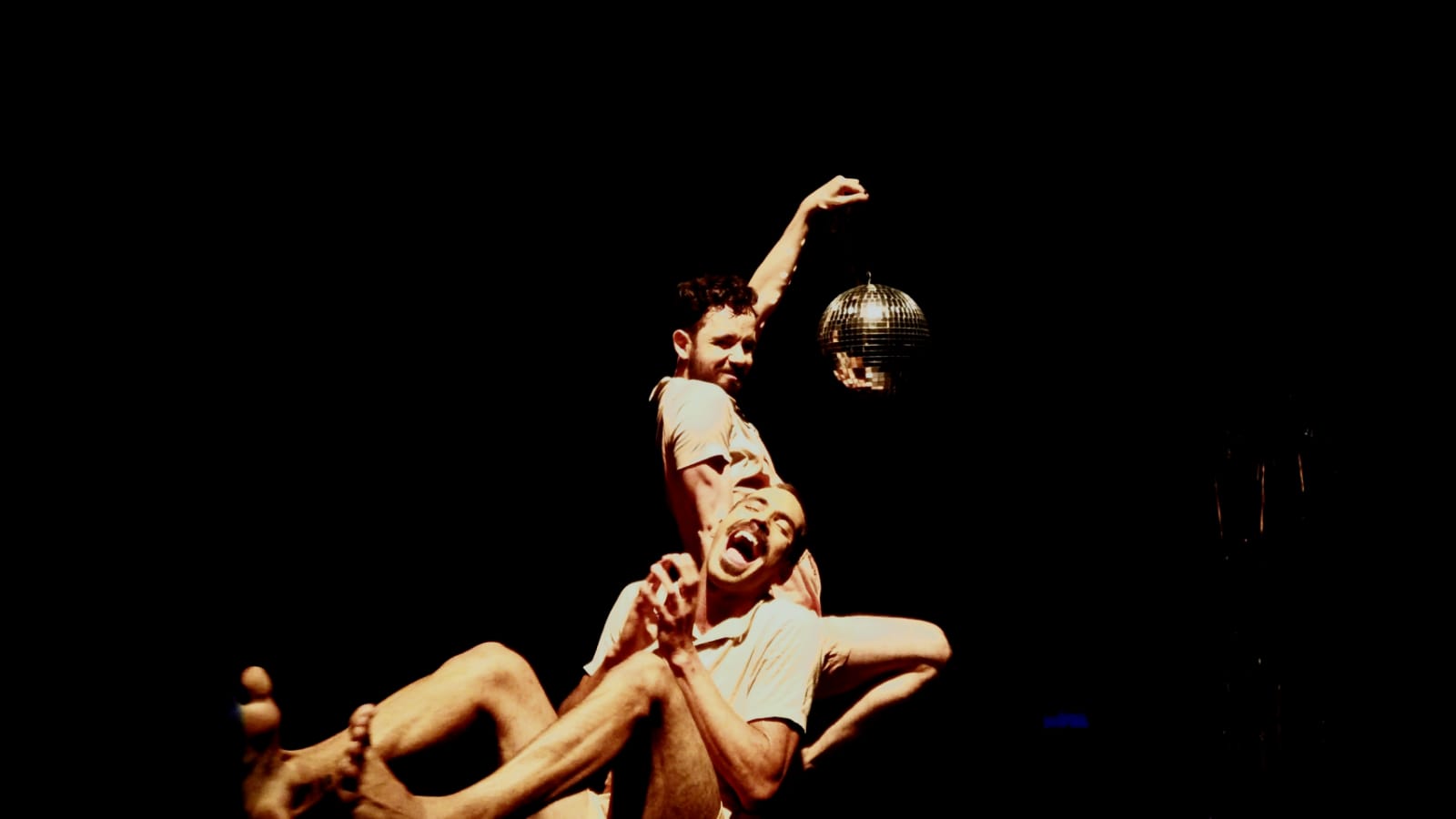 Ateliê do Gesto apresenta versão audiovisual de “Dança boba”
