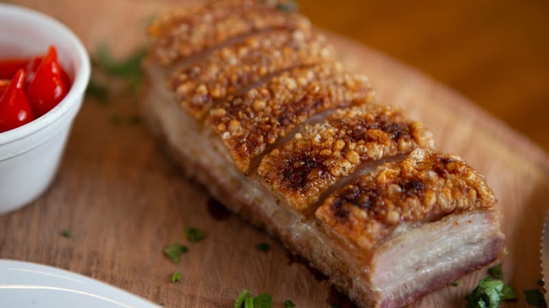 Panceta a Pururuca do Troppo Restaurante e Choperia, um dos 24 estabelecimentos que participam do concurso O Quilo é Nosso em Goiânia | Foto: Divulgação