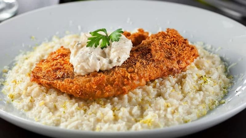 Crocante de peixe com arroz cremoso de limão siciliano é um dos pratos do Belíssimo Botequim, um dos participantes da Restaurante Week em Goiânia | Foto:  Assessoria / Divulgação