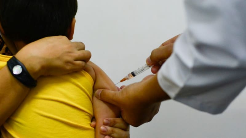 Adolescente é vacinado em Goiânia. Prefeitura iniciou campanha de multivacinação de maneira simultânea das vacinas contra a Covid-19 e demais imunizantes | Foto: SMS Goiânia