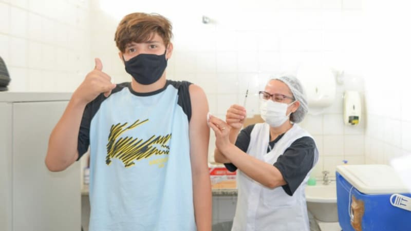 Adolescente é vacinado em Goiânia. Cidade já vacinou o equivalente a 24,6% da população na faixa etária de 12 a 17 anos | Foto: Jucimar Sousa