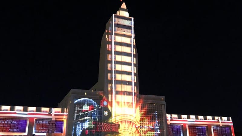 Antiga Estação Ferroviária, em Goiânia, com fachada iluminada em ação do aniversário de 88 anos da capital | Foto: Paula Falcão