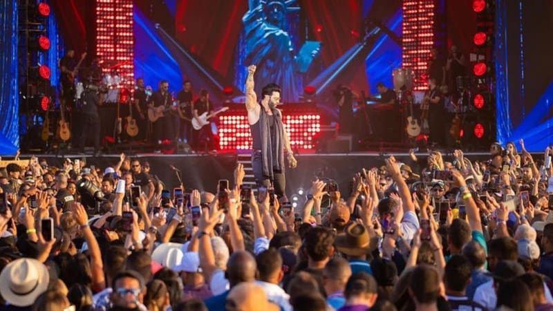 Gusttavo Lima em show na cidade de Boston, nos Estados Unidos. Cantor apresenta o Embaixador in Goiânia, primeiro show na capital com grande público desde março de 2020 | Foto: Reprodução Instagram