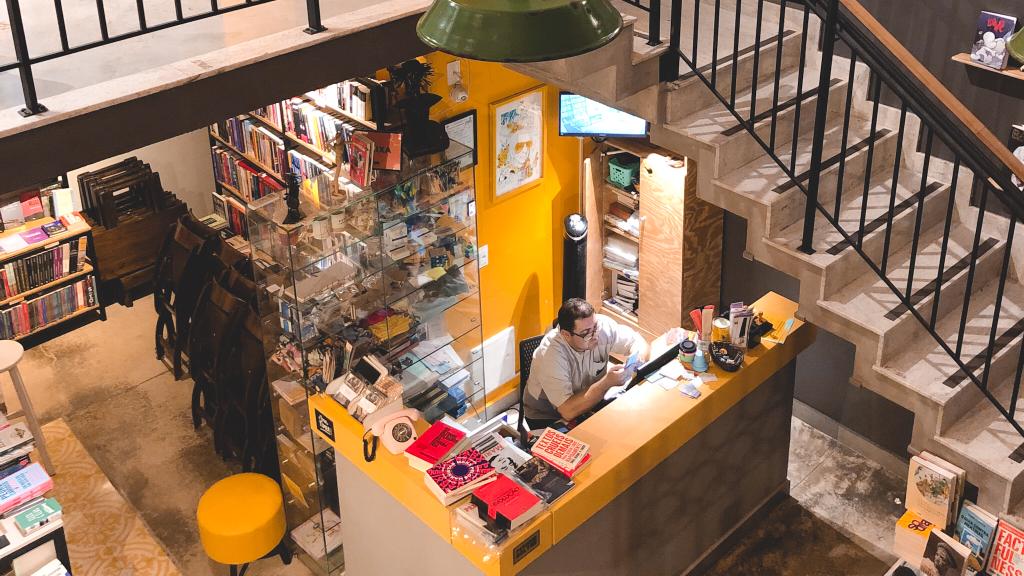 Livraria de Goiânia comemora 4 anos com feira de livros e show