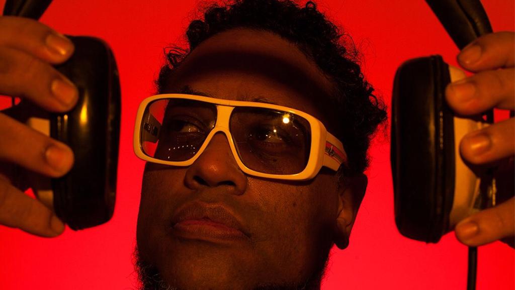 Rapper BNegão discoteca em Goiânia nesta quinta (21/10)