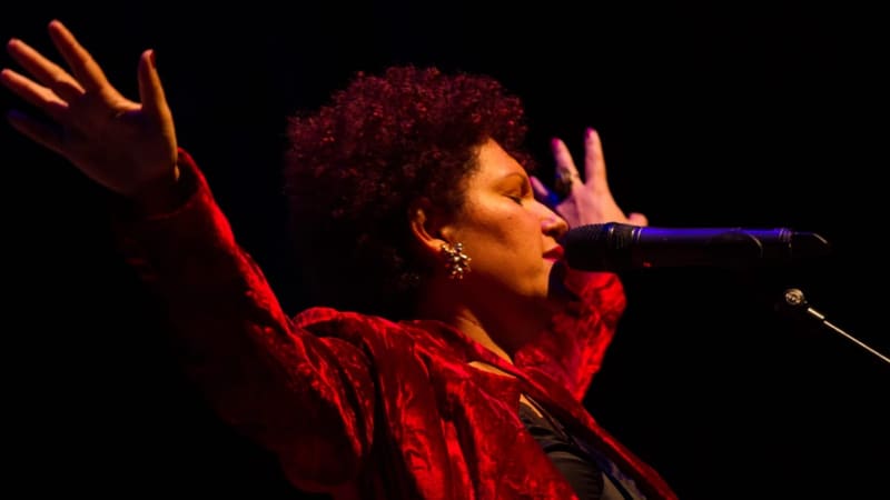 Cantora Cláudia Vieira, que se apresenta na primeira semana do 10º Festival Goiânia Canto de Ouro. Evento reúne 50 artistas entre 4 e 28 de novembro | Foto: Divulgação
