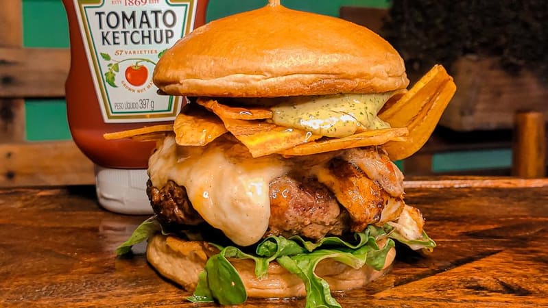 Receita do Fogata Burger, criada para o festival, tem pão brioche, rúcula, melado de cana e maionese de coentro | Foto:  Studio Baw