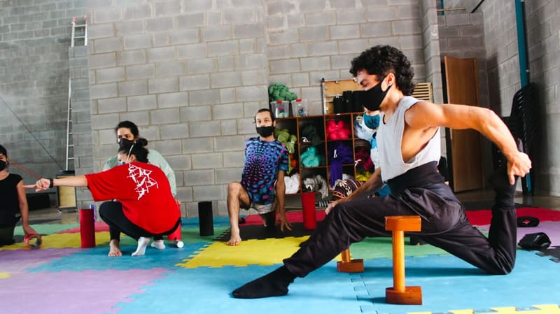 Um dos seis artistas que fazem parte do Núcleo de Formação Ampliada para o Artista de Circo (NUFAAC) | Foto: Gabriela Lys