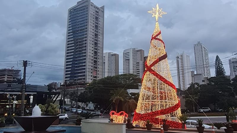 Árvore de Natal de 10m, no cruzamento das avenidas Mutirão e Portugal, é uma das atrações da decoração do Órion Complex | Foto:  Assessoria