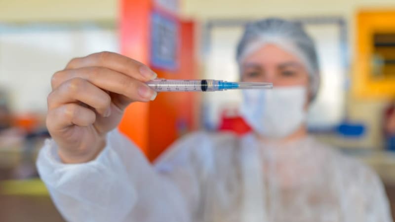 Profissional de saúde de Goiânia com vacina contra a Covid-19. Prefeitura antecipou segunda dose de vacinas Pfizer e AstraZeneca | Foto: Jucimar Sousa