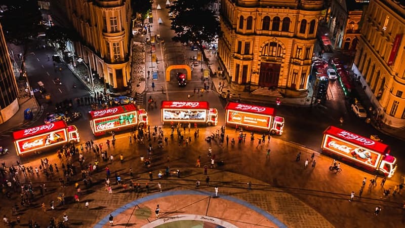 Caminhões da Coca-Cola têm novos recursos, como telas gigantes que formam 180 graus e apresentam imagens super-realistas | Foto:  Reprodução/ Coca-Cola Bandeirantes