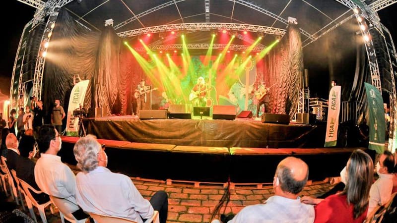 Show de Renato Teixeira é acompanhado pelo governador Ronaldo Caiado e autoridades no encerramento do Fica 2021 | Foto: Lucas Diener