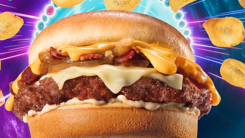Epic CCXPW21 Burger, feito com 200g de carne, coberto por queijo tipo ementhal e molho cheddar. Receita é comemorativa e está disponível apenas até domingo (5/12) | Foto:  Divulgação