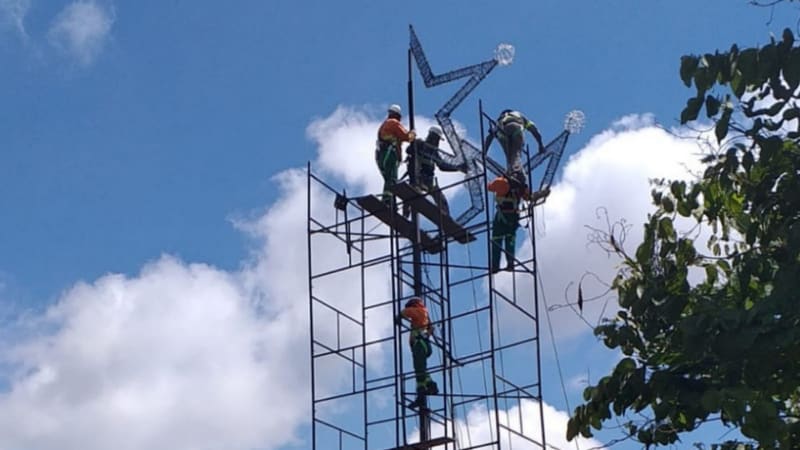 Servidores da Comurg trabalham na montagem da árvore de Natal do Vaca Brava, já tradicional em Goiânia. Estrutura tem 17 metros de altura | Foto: Secom Goiânia