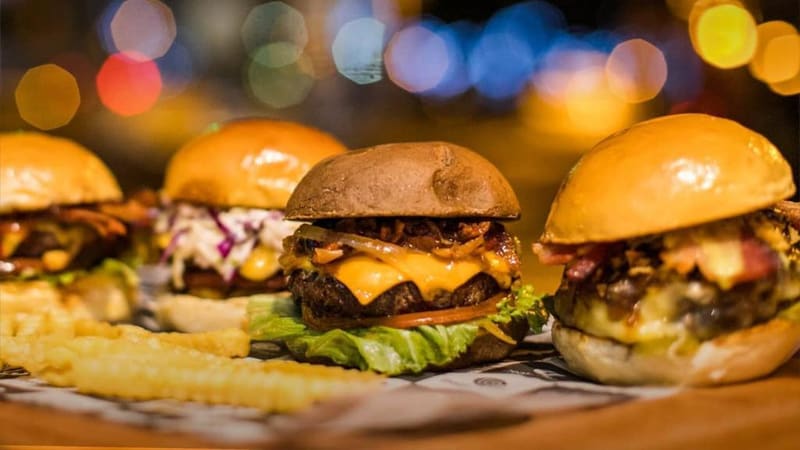 Capital já tem, pelo menos, quatro endereços com rodízios de mini hamburgueres com acompanhamentos | Foto:  Reprodução Instagram /  JP's Burger Beer